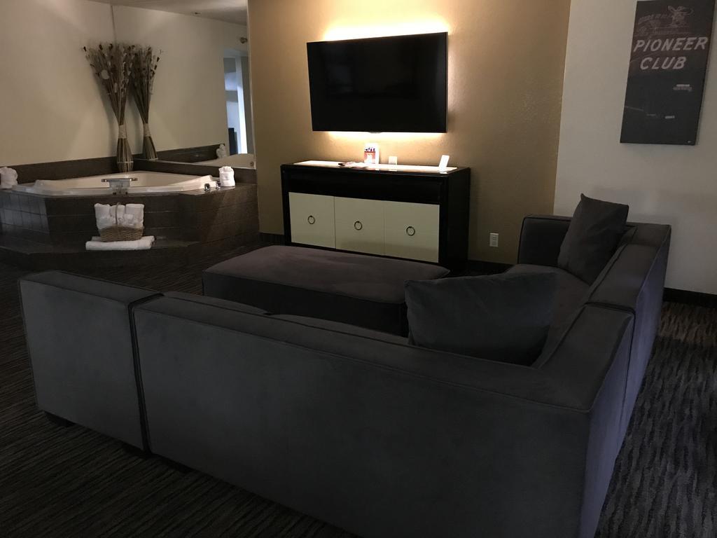 Ramada By Wyndham Terrible'S Hotel & Casino Jean Bagian luar foto