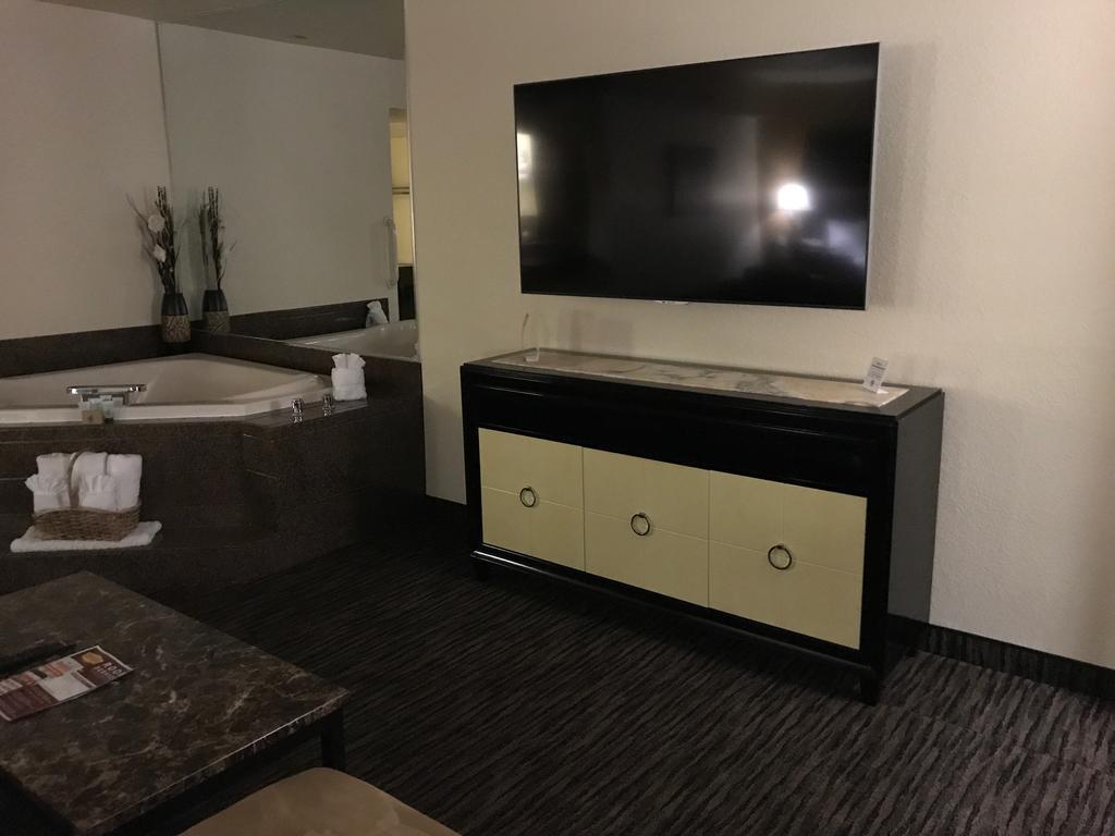 Ramada By Wyndham Terrible'S Hotel & Casino Jean Bagian luar foto
